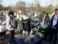 Uczniowie IV LO na grobach zmarłych nauczycieli, pedagogów... - 1