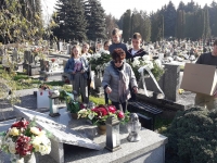 Uczniowie IV LO na grobach zmarłych nauczycieli, pedagogów... - 5